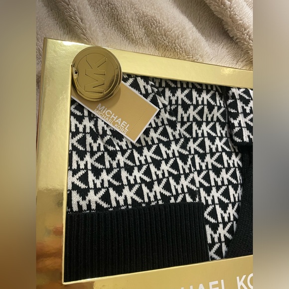 NWT Michael Kors Winter Monogram Gift Set Hat, Scarf, and Gloves - Picture 3 of 5